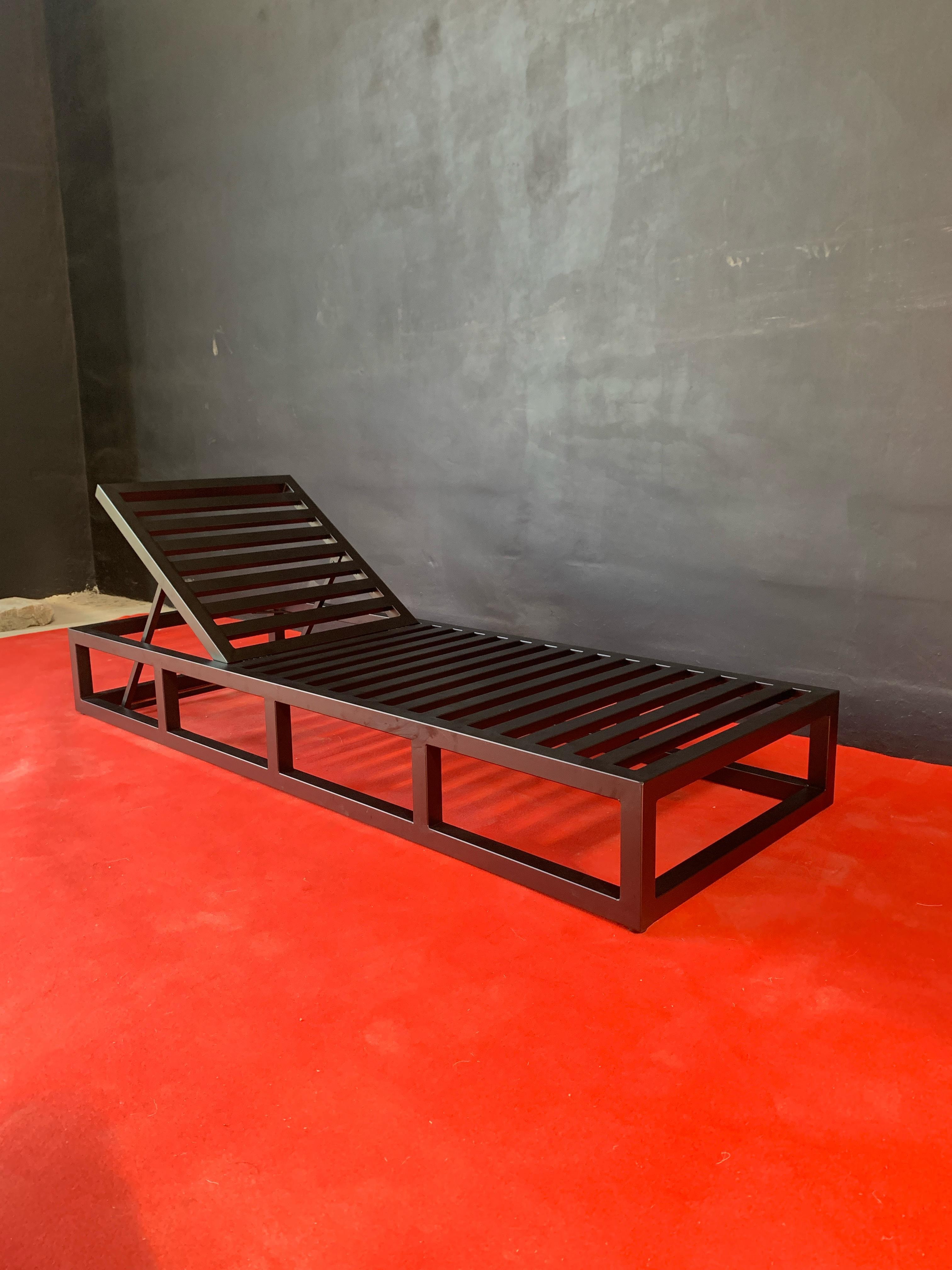 PL-01 – Sun Lounger, Aluminum Frame, Matte Black